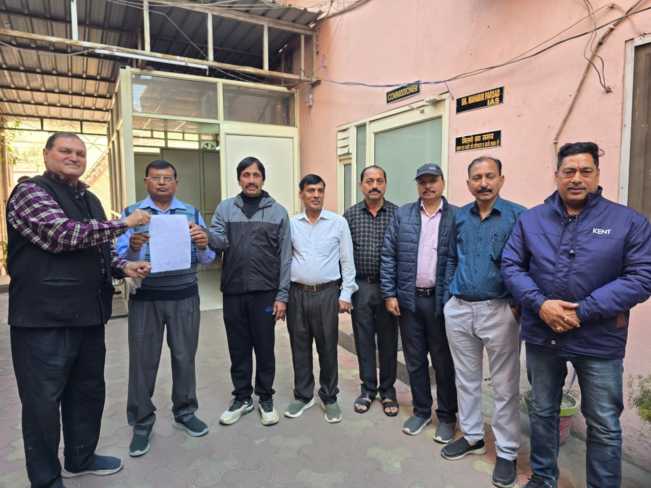 नगर निगम अधिकारियों को ज्ञापन देने पहुंचे ग्रीन पार्क कॉलोनी के लोग। स्वयं नगर निगम अधिकारियों को ज्ञापन देने पहुंचे ग्रीन पार्क कॉलोनी के लोग। स्वयं