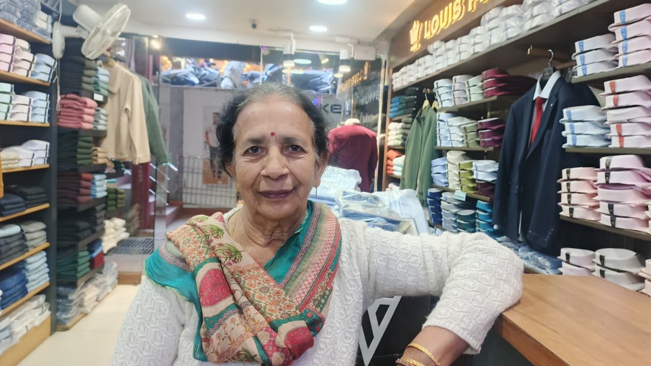 नमन, दुकानदार लेवीज व ब्लैक बैरी। नमन, दुकानदार लेवीज व ब्लैक बैरी।