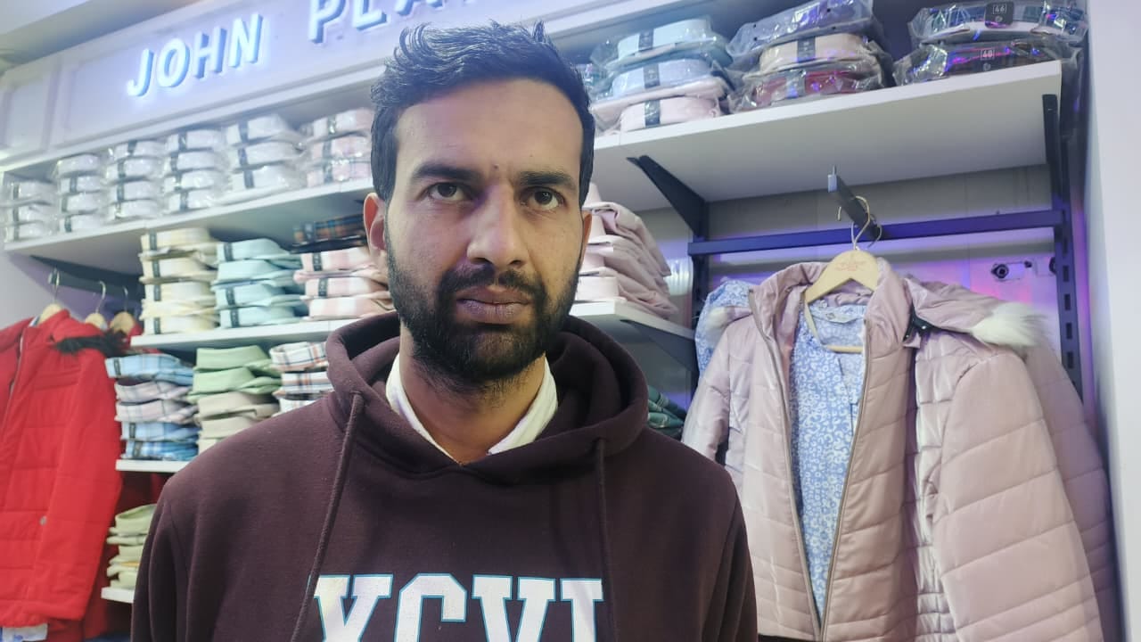 नमन, दुकानदार लेवीज व ब्लैक बैरी। नमन, दुकानदार लेवीज व ब्लैक बैरी।