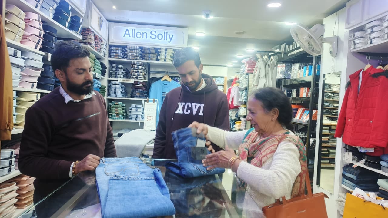 नमन, दुकानदार लेवीज व ब्लैक बैरी। नमन, दुकानदार लेवीज व ब्लैक बैरी।