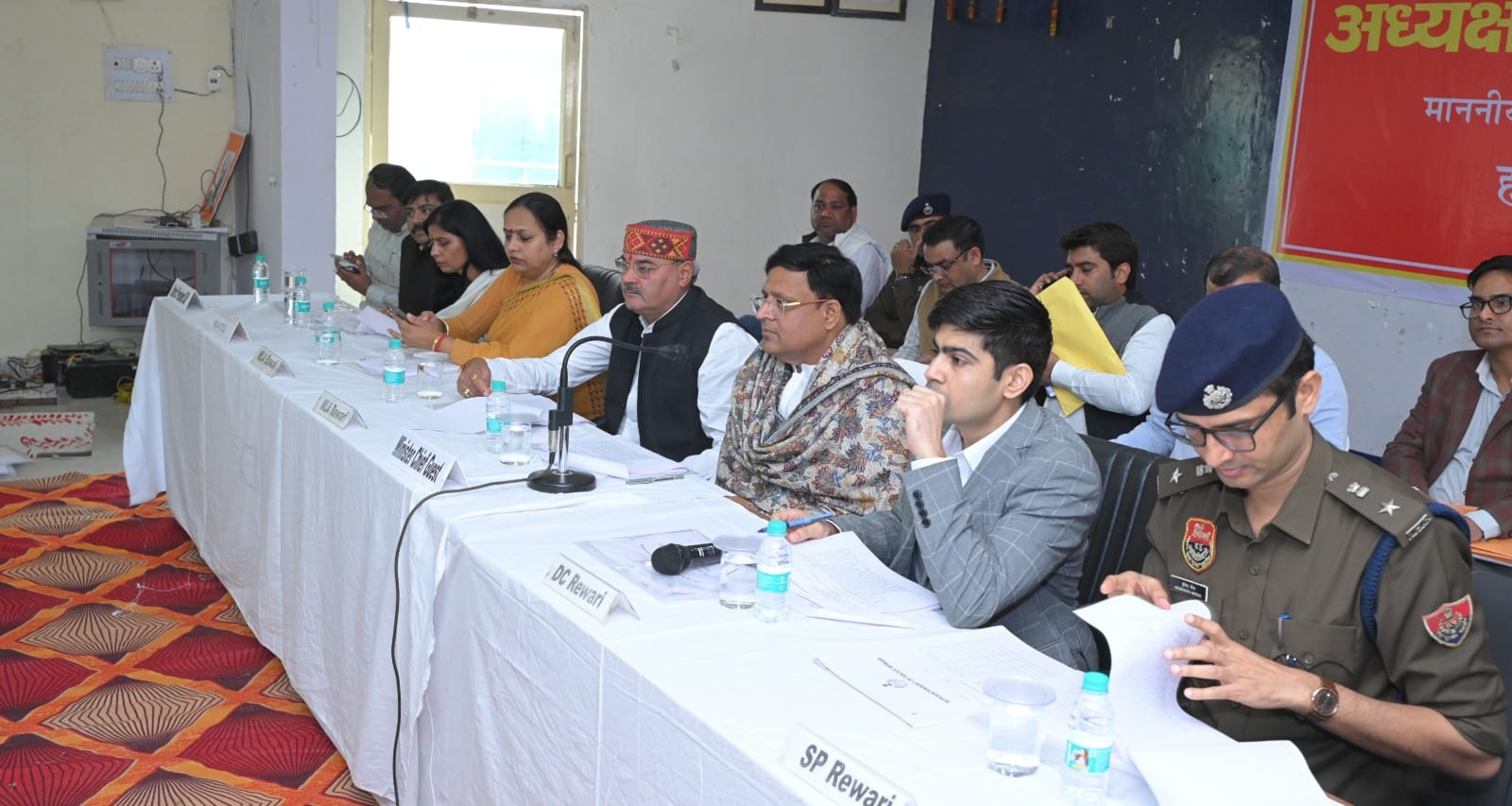 स्वतंत्रता सेनानी की जमीन मामले में परिवेदना समिति की बैठक में अपनी बात रखते परिवादी। संवाद स्वतंत्रता सेनानी की जमीन मामले में परिवेदना समिति की बैठक में अपनी बात रखते परिवादी। संवाद
