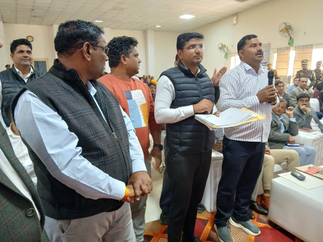 स्वतंत्रता सेनानी की जमीन मामले में परिवेदना समिति की बैठक में अपनी बात रखते परिवादी। संवाद स्वतंत्रता सेनानी की जमीन मामले में परिवेदना समिति की बैठक में अपनी बात रखते परिवादी। संवाद