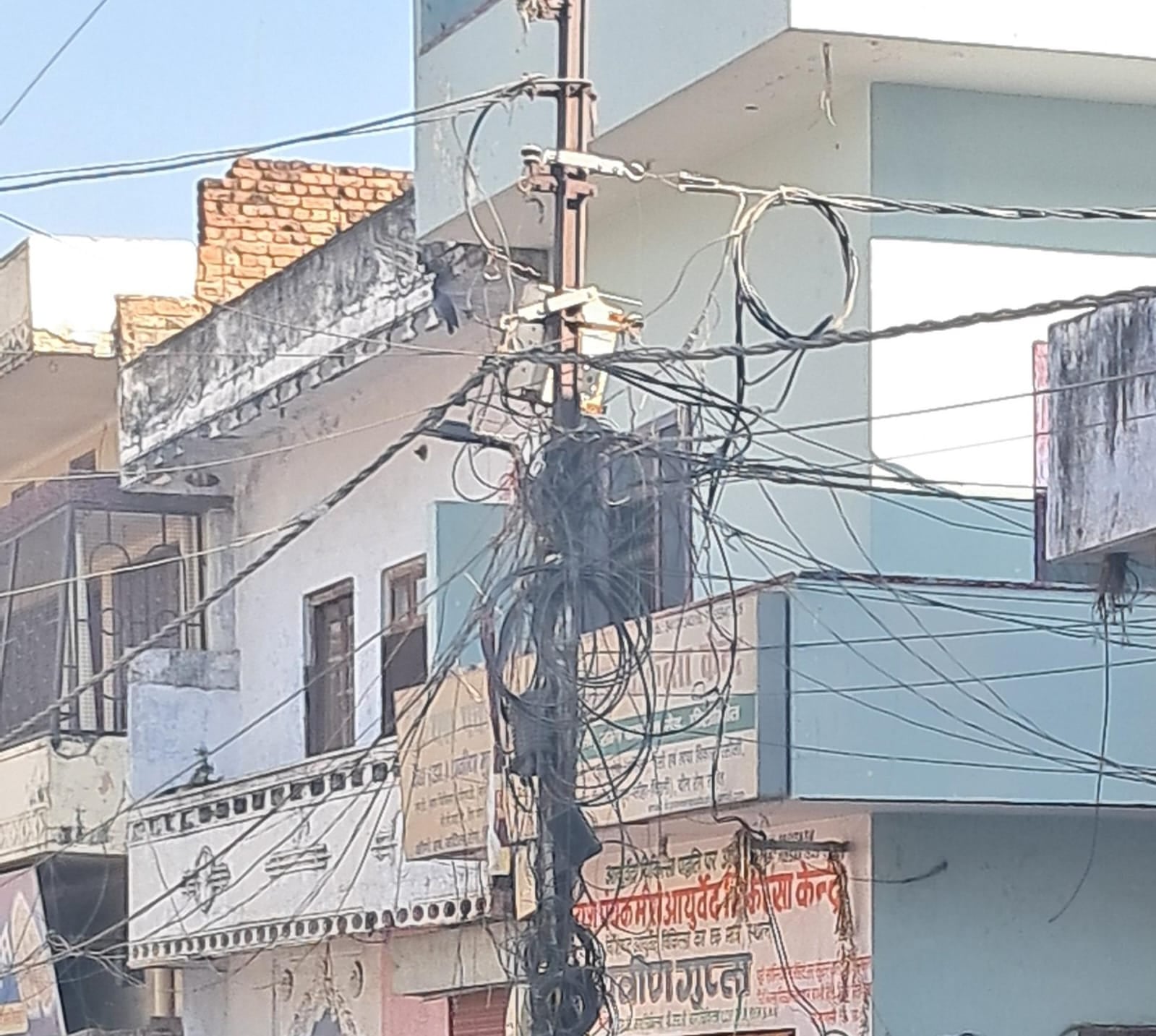 शहर के डिग्री कॉलेज मार्ग पर लगा झुका खंभा। संवाद शहर के डिग्री कॉलेज मार्ग पर लगा झुका खंभा। संवाद