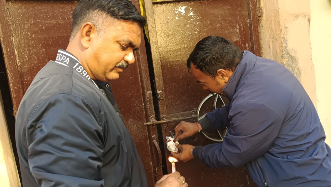 शहर के नदी मोहल्ला रिहायशी क्षेत्र में पशुओं की डेयरी को सील करते हुए नगर निगम कर्मचारी। सोशल म