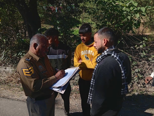 टियाले दा घाट में सड़क दुघर्टना के बाद एकत्रित हुए लोग। संवाद