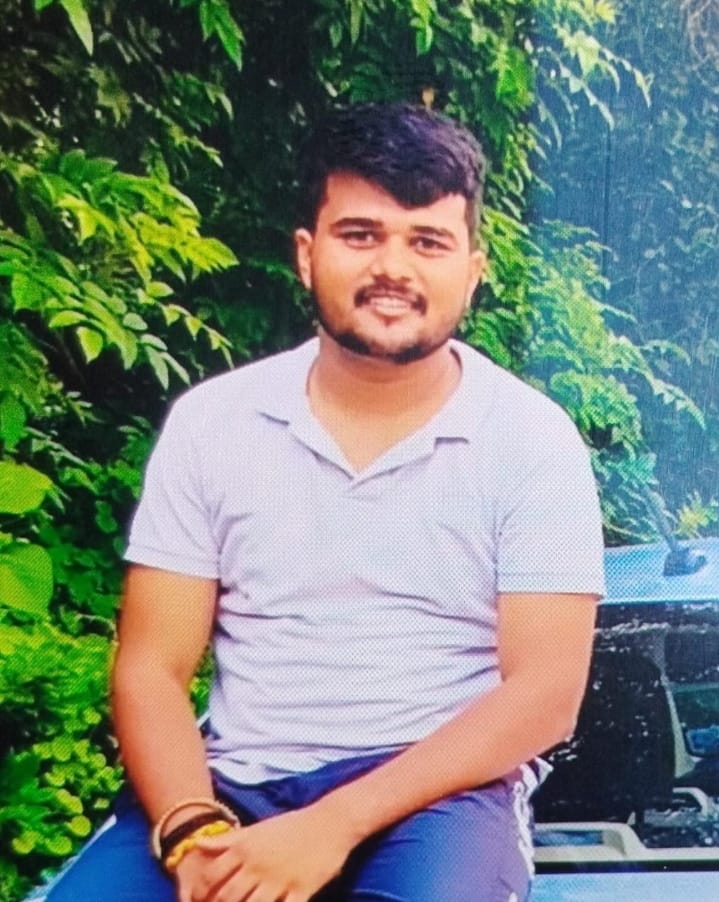 धामपुर के गांव पीपला में ग्रामीणों से घटना के बारे में जानकारी करती पुलिस। संवाद धामपुर के गांव पीपला में ग्रामीणों से घटना के बारे में जानकारी करती पुलिस। संवाद