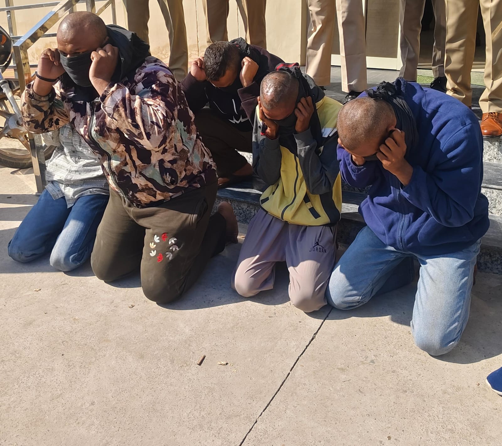युवती से छेड़छाड़ के मामले में काबू आरोपियों को अंबाला कैंट के बाजारों के बीच से सिर मुंडवाकर युवती से छेड़छाड़ के मामले में काबू आरोपियों को अंबाला कैंट के बाजारों के बीच से सिर मुंडवाकर