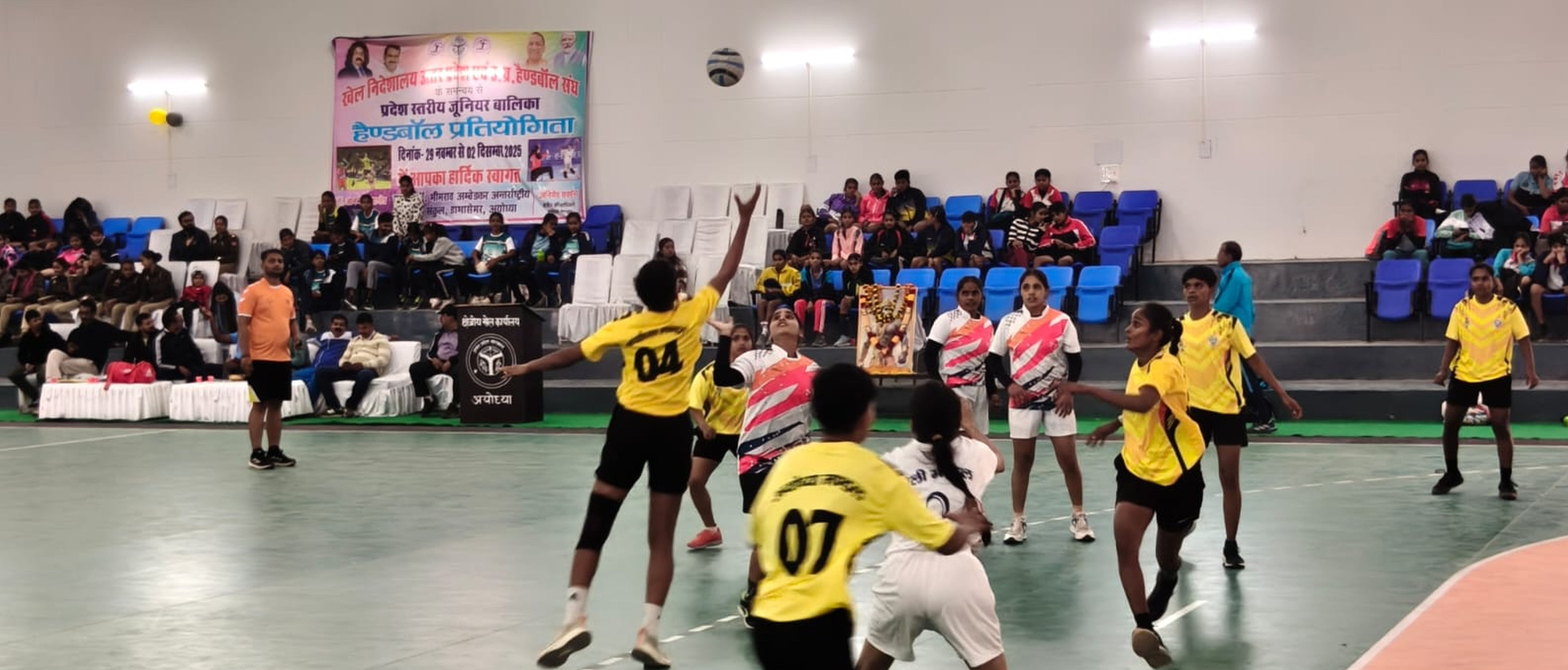 07- हैंडबॉल प्रतियोगिता के दूसरे दिन रविवार को डाभासेमर स्टेडियम में प्रतियोगिता में मौजूद खिल