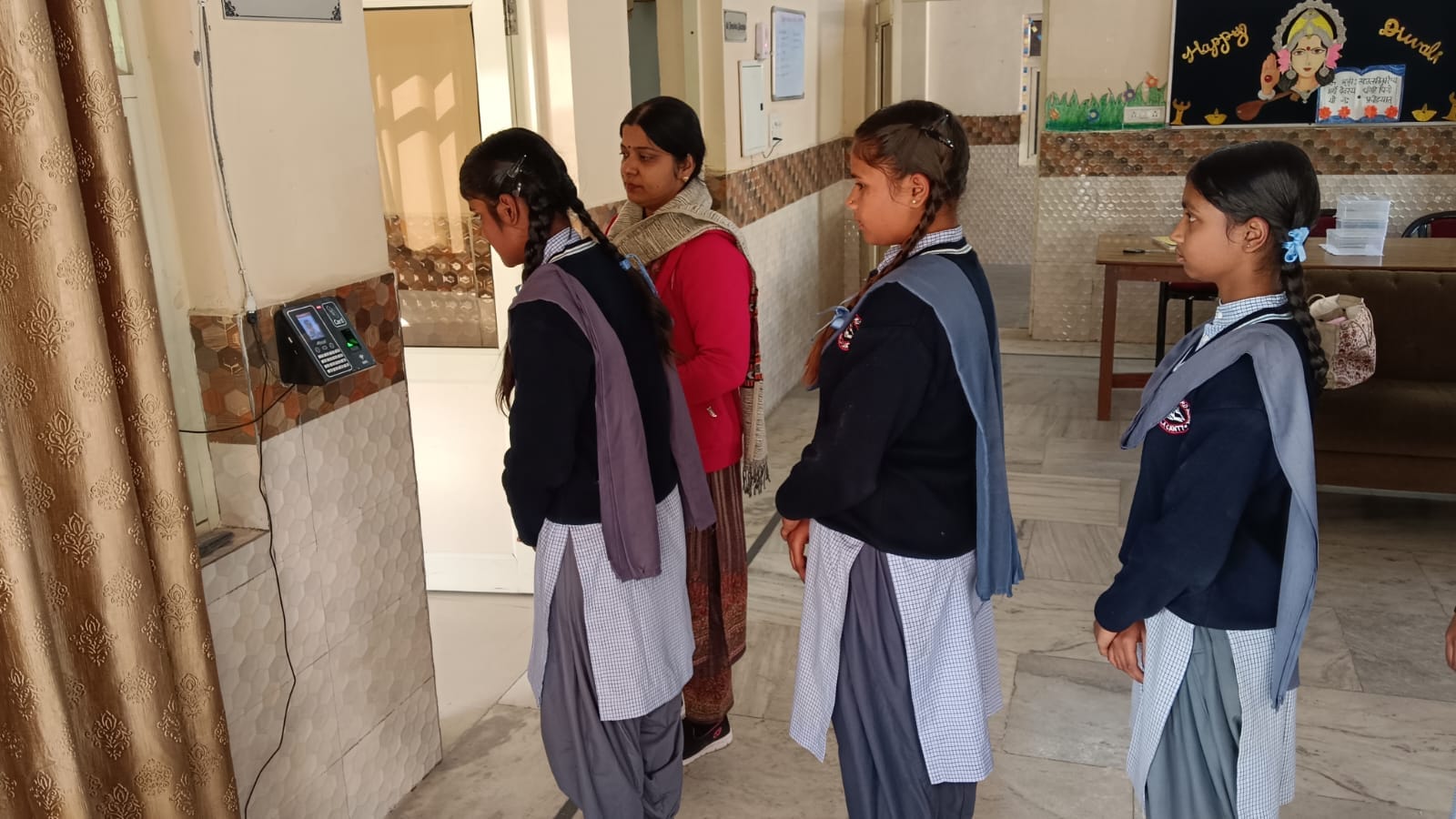 अंबाला छावनी के तोपखाना परेड स्थित स्कूल में फेस रिकॉग्निशेन कैमरे पर हाजिरी लगाते बच्चे। संव