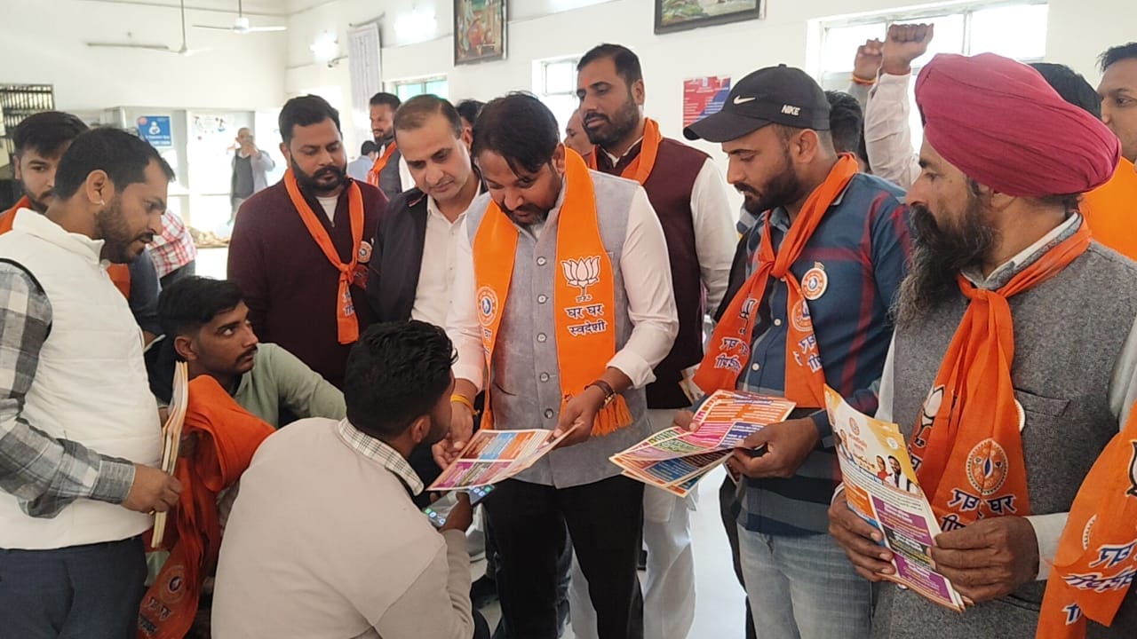 अंबाला कैंट रेलवे स्टेशन पर यात्रियों को स्वदेशी वस्तुएं अपनाने के लिए प्रेरित करते भाजपा कार्य