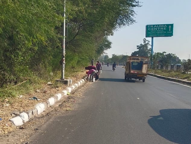 अंबाला-दिल्ली हाइवे पर जंडली पुल के पास सड़क पर सफेद पट्टी लगाई जा रही। संवाद