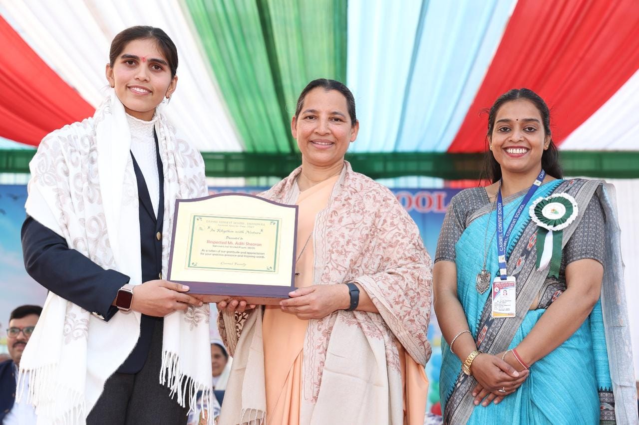 बच्चों को सम्मानित करतीं अदिति श्योराण। स्रोत : परिवार