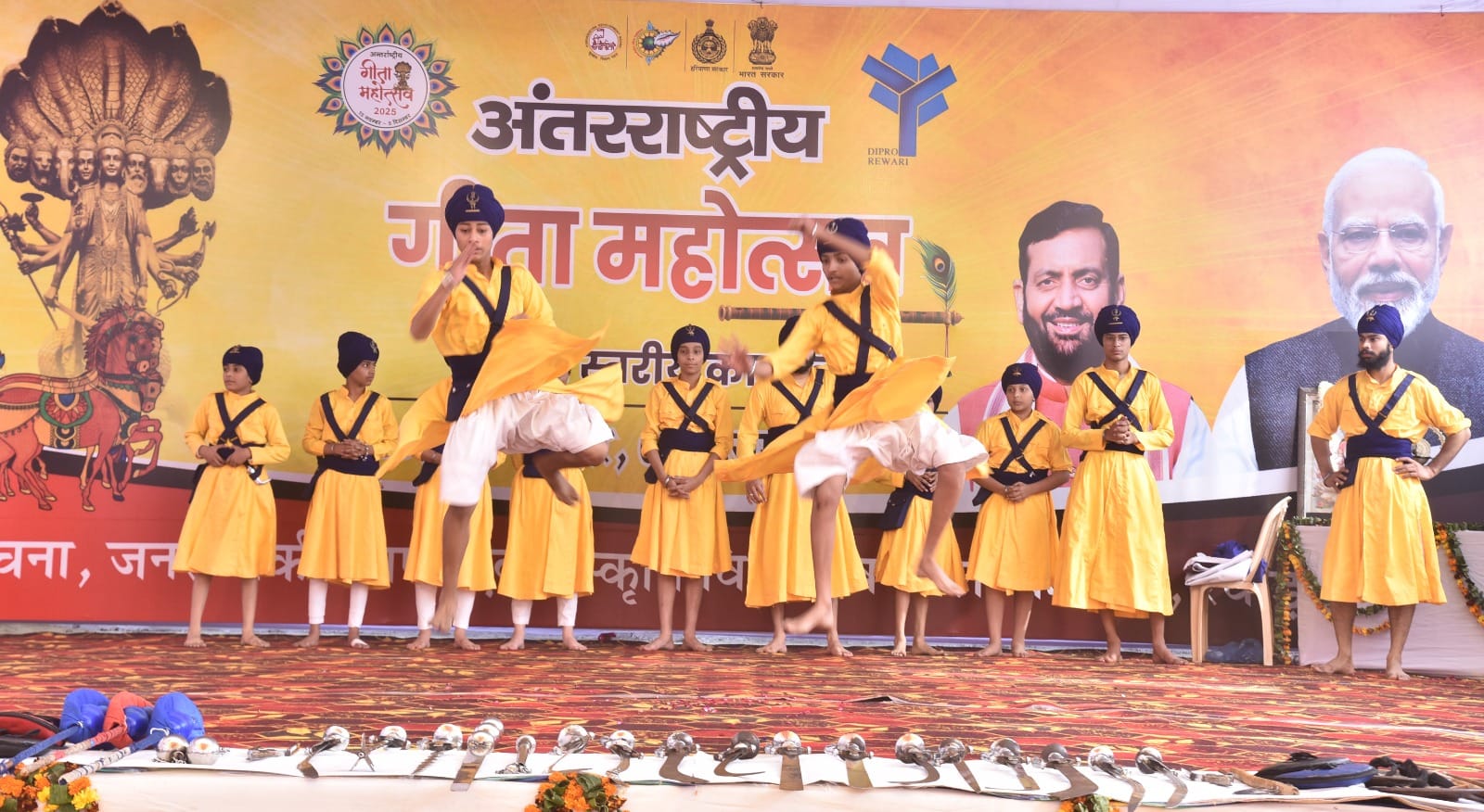 बाल भवन में जिला स्तरीय गीता महोत्सव में मंच पर प्रस्तुति देते कलाकार। स्रोत : प्रशासन