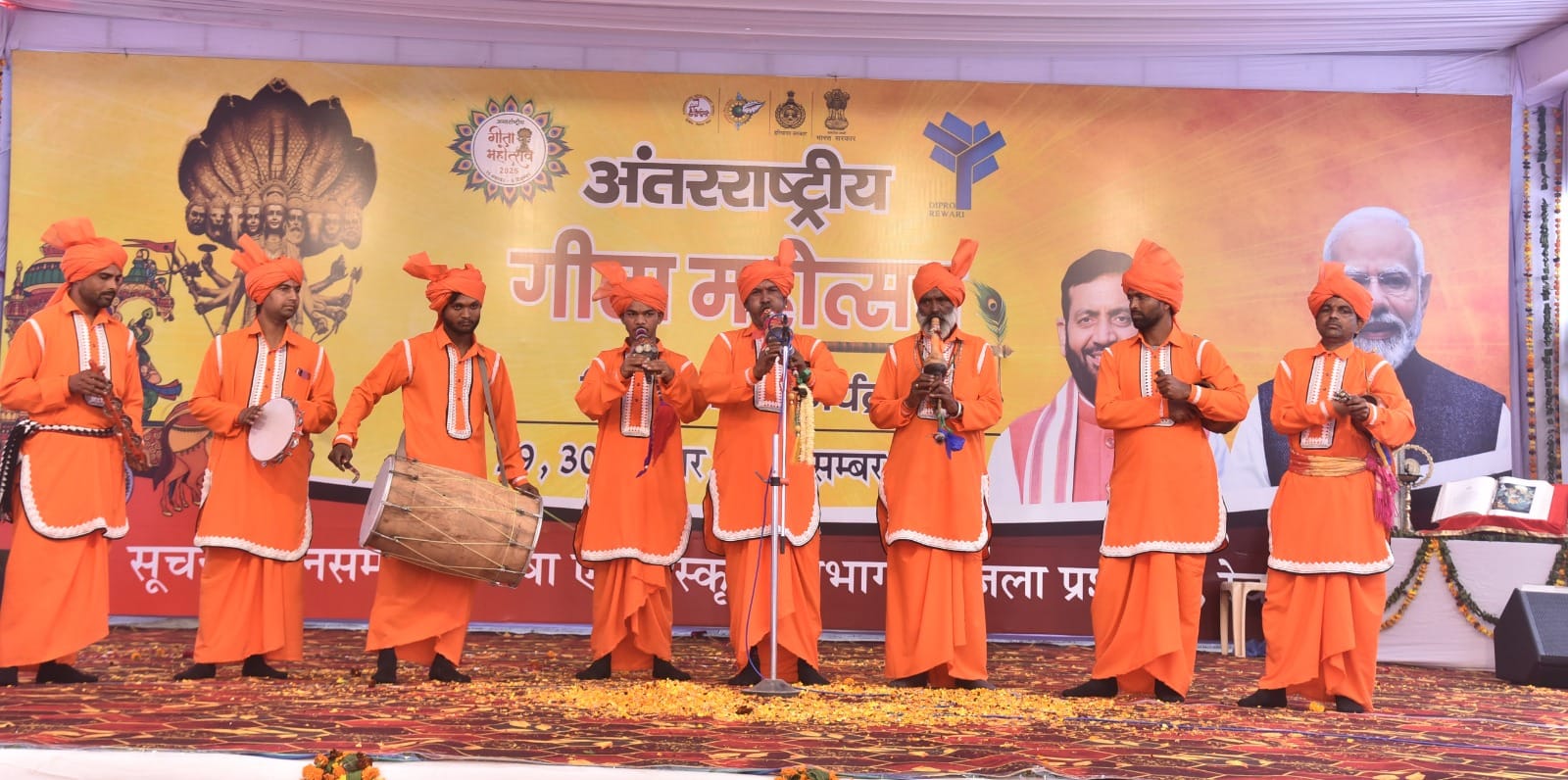बाल भवन में जिला स्तरीय गीता महोत्सव में मंच पर प्रस्तुति देते कलाकार। स्रोत : प्रशासन