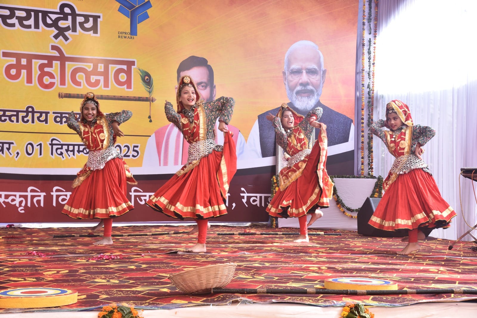 बाल भवन में जिला स्तरीय गीता महोत्सव में मंच पर प्रस्तुति देते कलाकार। स्रोत : प्रशासन