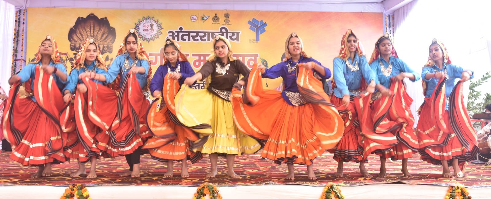 बाल भवन में जिला स्तरीय गीता महोत्सव में मंच पर प्रस्तुति देते कलाकार। स्रोत : प्रशासन