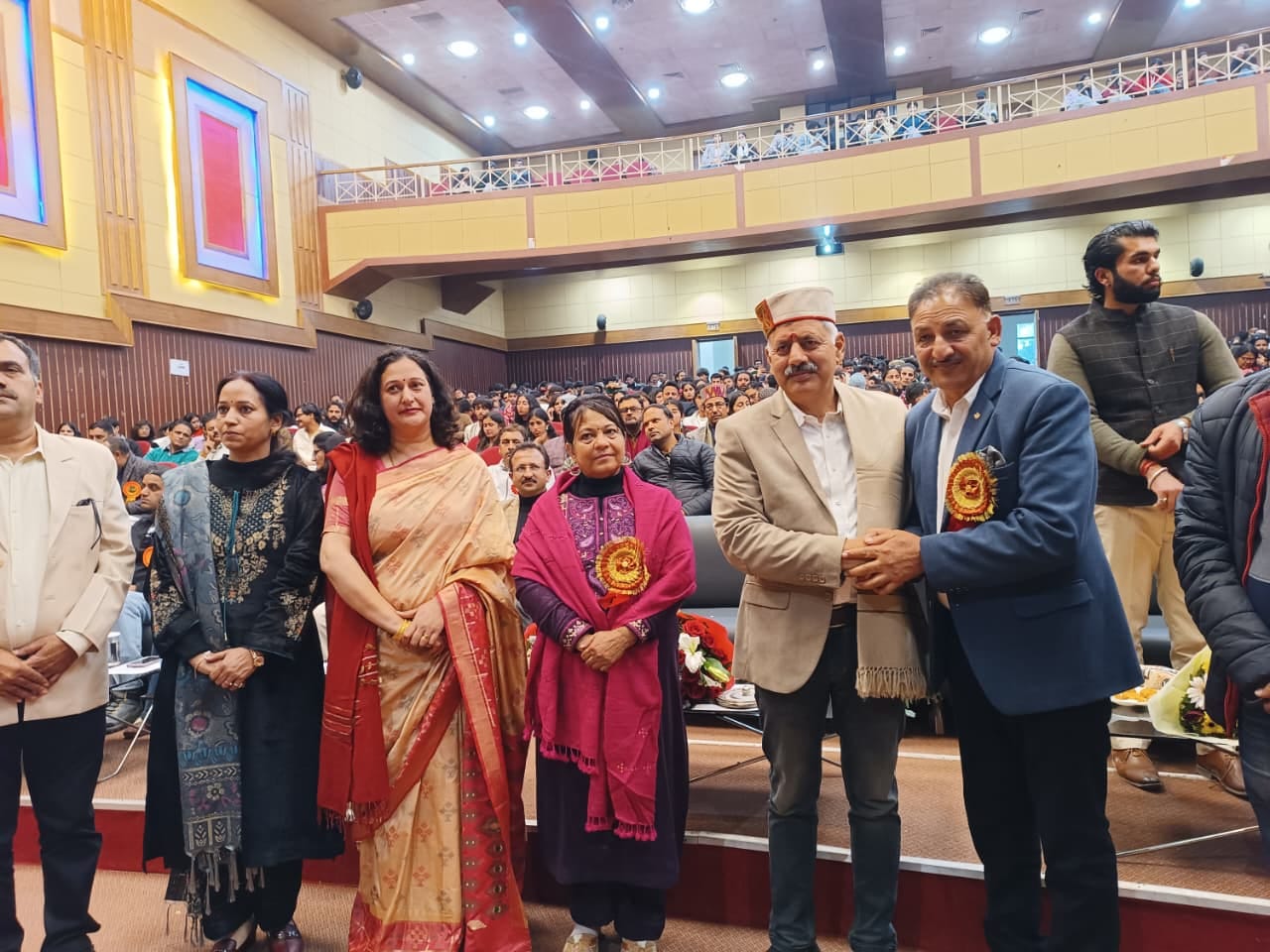 बिलासपुर में आयोजित यूथ महोत्सव में विजेता बच्चे मुख्यातिथि के साथ। स्रोत: डीपीआरओ बिलासपुर में आयोजित यूथ महोत्सव में विजेता बच्चे मुख्यातिथि के साथ। स्रोत: डीपीआरओ