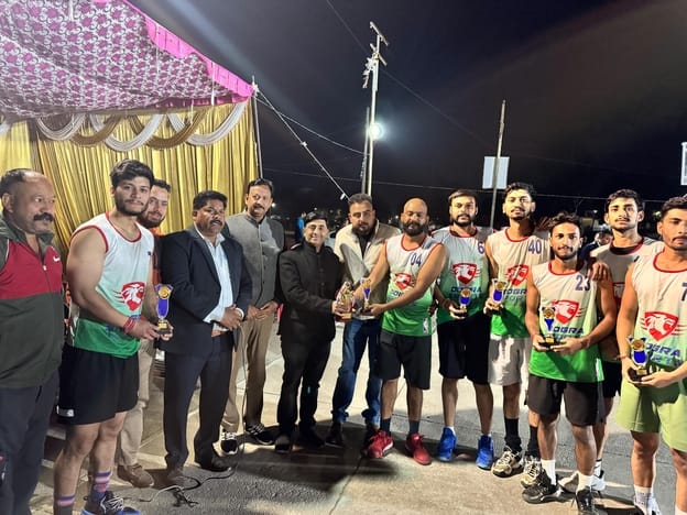 बिलासपुर स्कूल में आयोजित बास्केटबाल खेलकूद प्रतियोगिता में विजेता टीम को सम्मानित करते हुए। स्