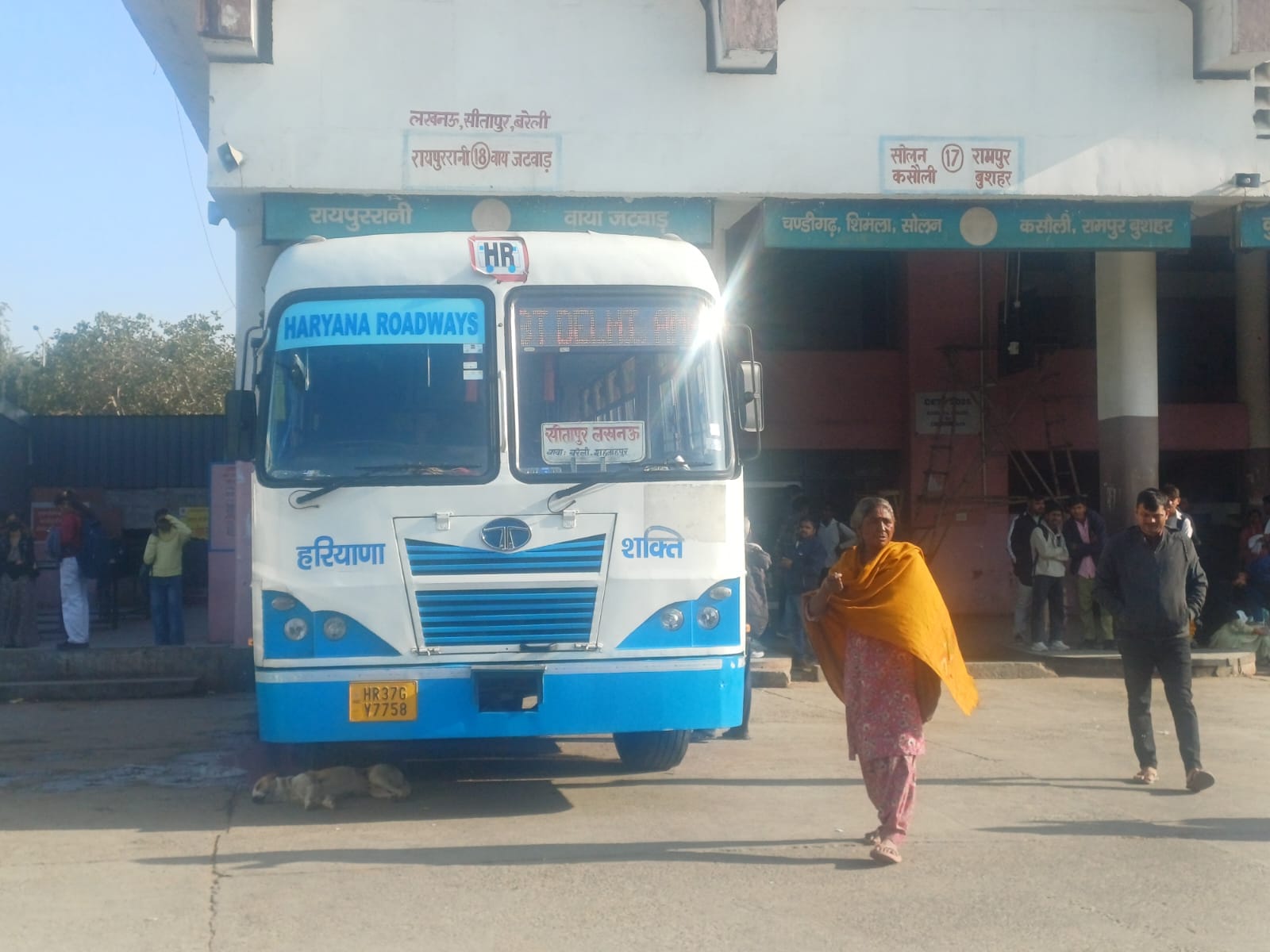 बिना फॉग लाइट के छावनी बस अड्डे पर खड़ी अंबाला डिपो की बस। संवाद बिना फॉग लाइट के छावनी बस अड्डे पर खड़ी अंबाला डिपो की बस। संवाद