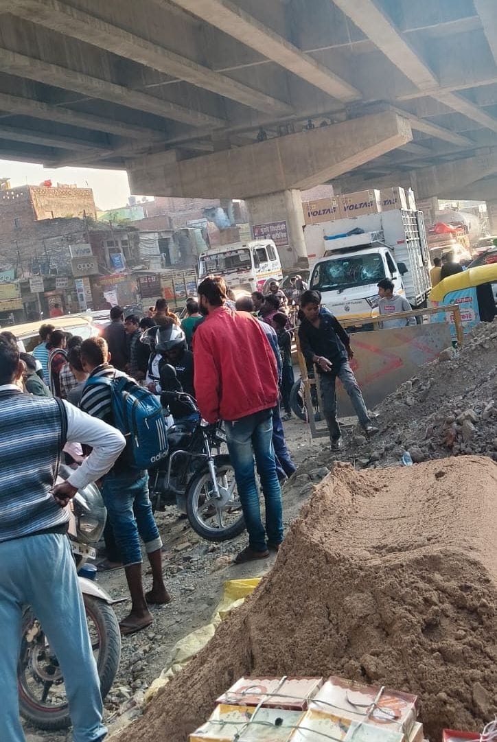 बंथरा कस्बे में हंगामा कर रहे कार सवार को रोकते स्थानीय लोग।