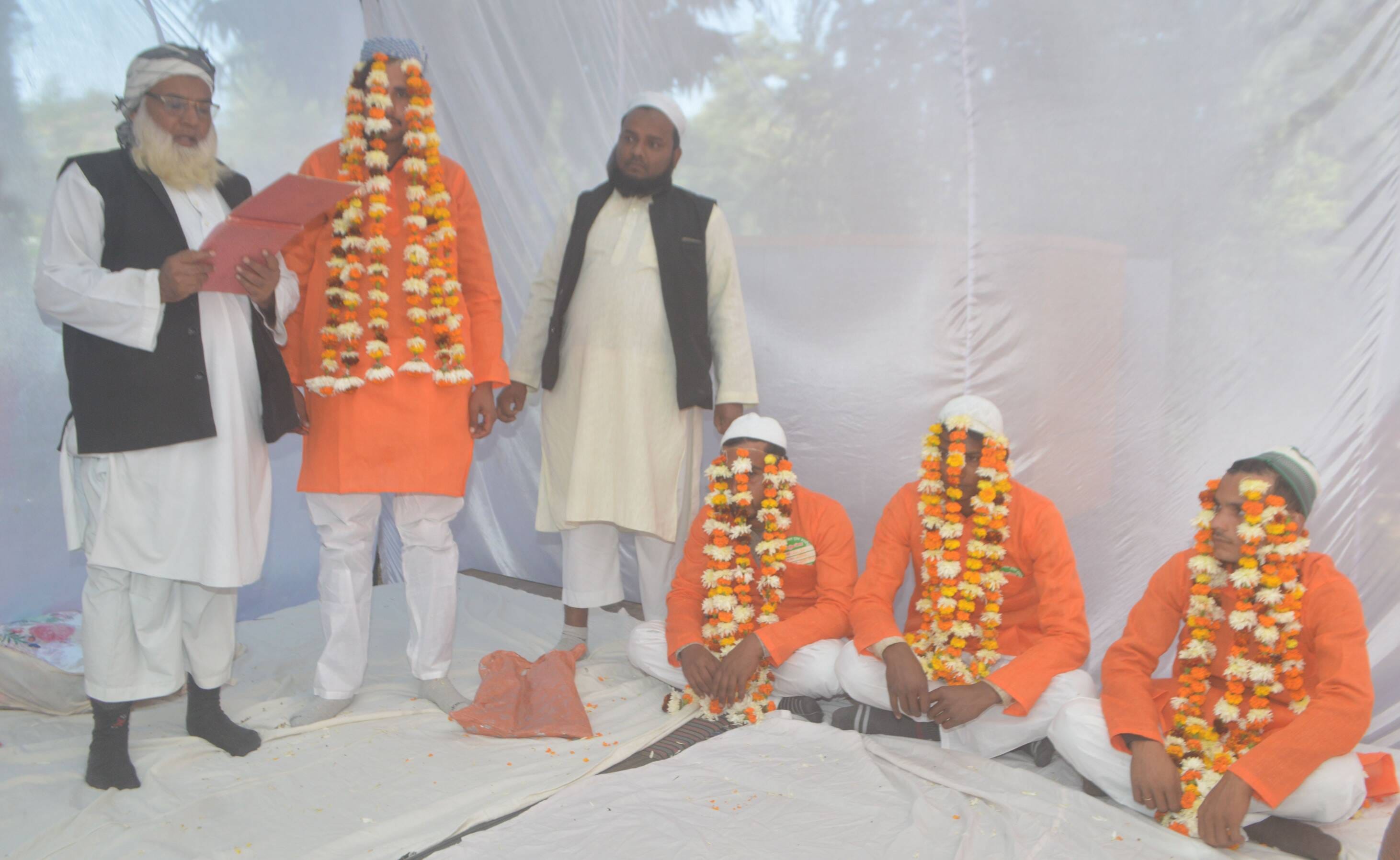 फोटो-02- वरदान चैरिटेबल ट्रस्ट के सामूहिक विवाह समारोह में आते दूल्हे। संवाद फोटो-02- वरदान चैरिटेबल ट्रस्ट के सामूहिक विवाह समारोह में आते दूल्हे। संवाद