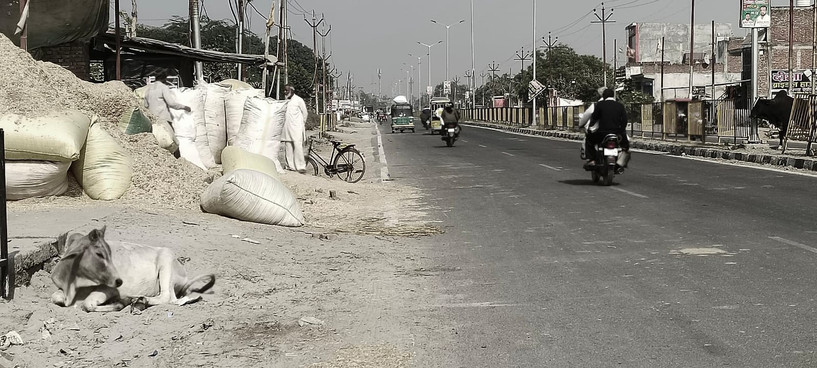फोटो-1 बरेली-इटावा हाईवे पर मसेनी चौराहे के पास लगा मौरंग का ढेर। संवाद