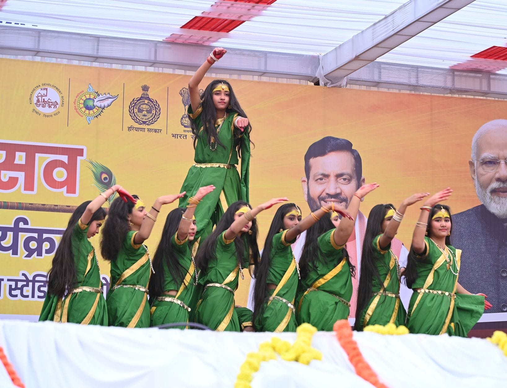 फोटो 10: सोनीपत के सुभाष स्टेडियम में शुरू हुए गीता जयंती समारोह के दौरान समूह पंजाबी लोक नृत्य