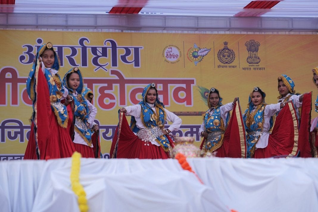 फोटो 10: सोनीपत के सुभाष स्टेडियम में शुरू हुए गीता जयंती समारोह के दौरान समूह पंजाबी लोक नृत्य