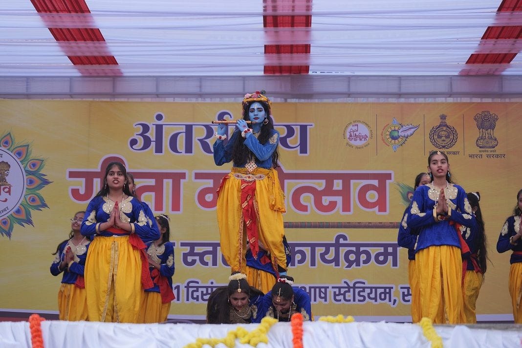 फोटो 10: सोनीपत के सुभाष स्टेडियम में शुरू हुए गीता जयंती समारोह के दौरान समूह पंजाबी लोक नृत्य
