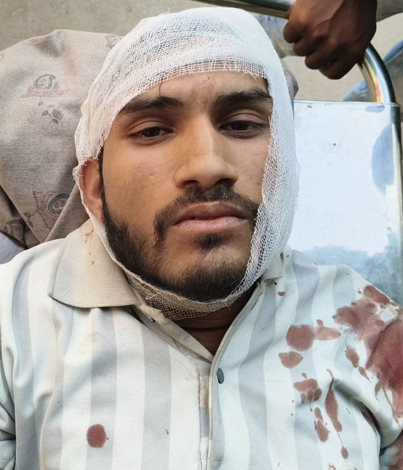फोटो-13- घटनास्थल पर मिली कार और जांच करते पुलिस कर्मी। संवाद