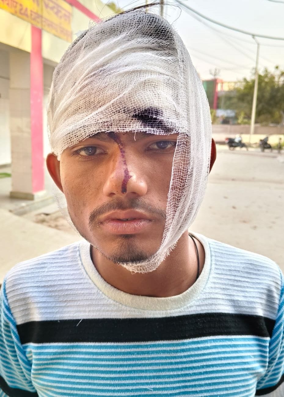 फोटो-13- घटनास्थल पर मिली कार और जांच करते पुलिस कर्मी। संवाद