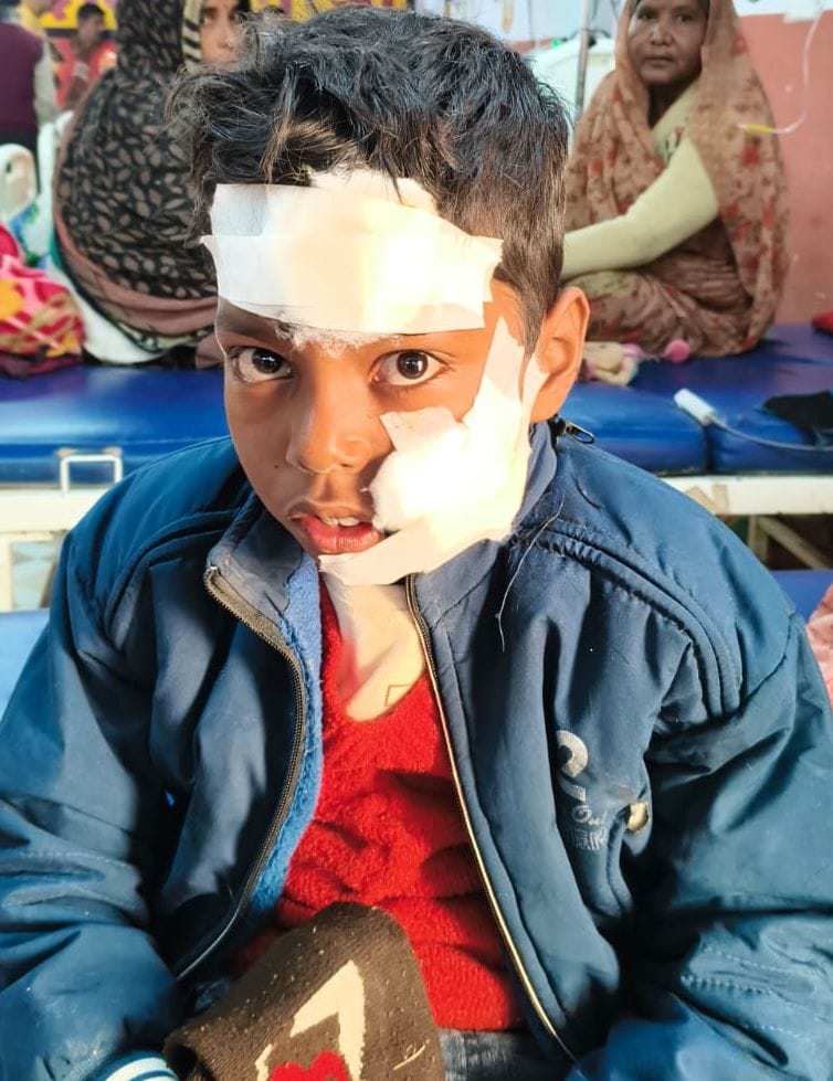 फोटो-13- घटनास्थल पर मिली कार और जांच करते पुलिस कर्मी। संवाद