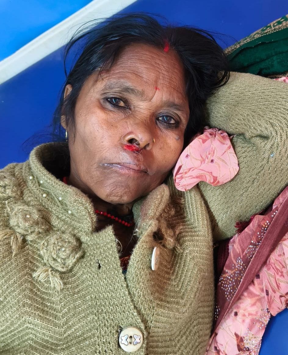 फोटो-13- घटनास्थल पर मिली कार और जांच करते पुलिस कर्मी। संवाद