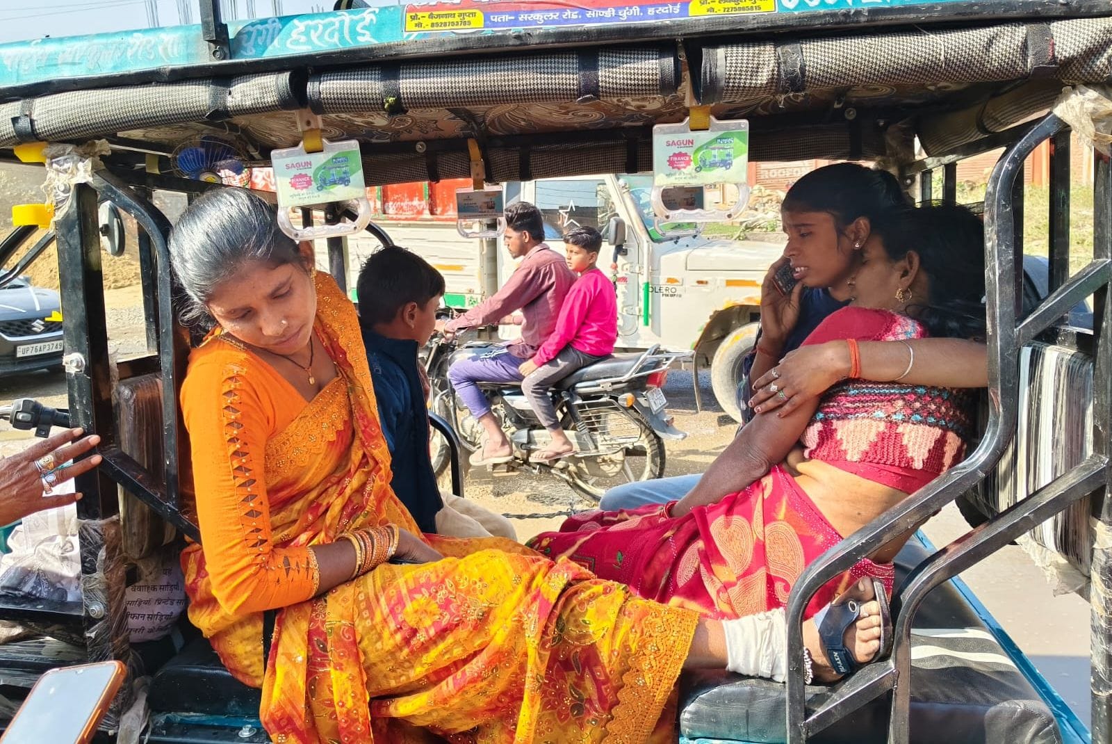 फोटो-21- पिहानी रोड पर सड़क पर हुए गढ्डों में भरे पानी से निकलते वाहन। संवाद फोटो-21- पिहानी रोड पर सड़क पर हुए गढ्डों में भरे पानी से निकलते वाहन। संवाद