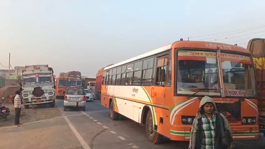 फोटो-22 रामगंगा पुल पर जाम में फंसे वाहन। जागरूक पाठक फोटो-22 रामगंगा पुल पर जाम में फंसे वाहन। जागरूक पाठक