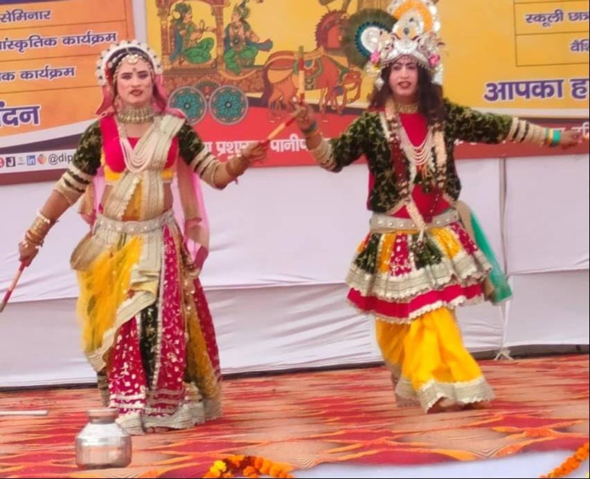 गीता महोत्सव कार्यक्रम में नृत्य की प्रस्तुति देती छात्राएं। संवाद