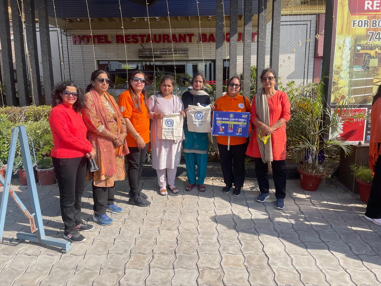इनर व्हील क्लब अंबाला ने जग्गी सिटी सेंटर में महिलाओं एवं बालिकाओं के खिलाफ घरेलू हिंसा रोकने क इनर व्हील क्लब अंबाला ने जग्गी सिटी सेंटर में महिलाओं एवं बालिकाओं के खिलाफ घरेलू हिंसा रोकने क