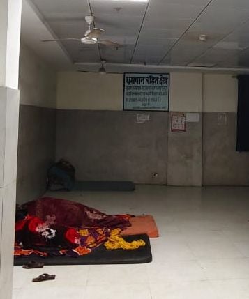 जिला अस्पताल की तीसरी मंजिल पर दुबके बैठे लोग-संवाद जिला अस्पताल की तीसरी मंजिल पर दुबके बैठे लोग-संवाद