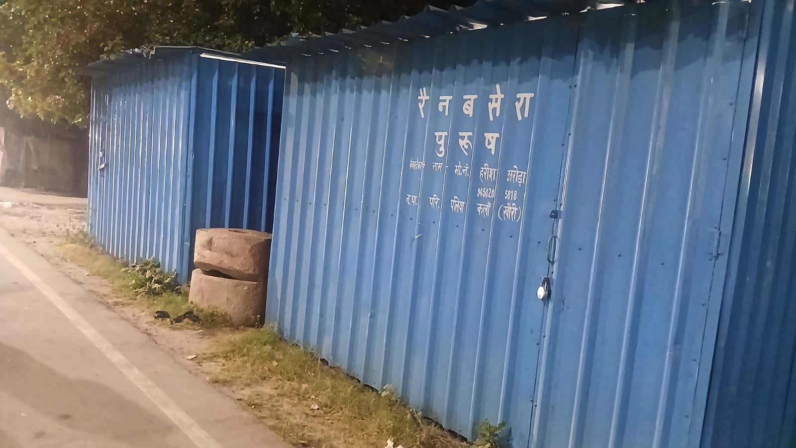 जिला अस्पताल की तीसरी मंजिल पर दुबके बैठे लोग-संवाद जिला अस्पताल की तीसरी मंजिल पर दुबके बैठे लोग-संवाद