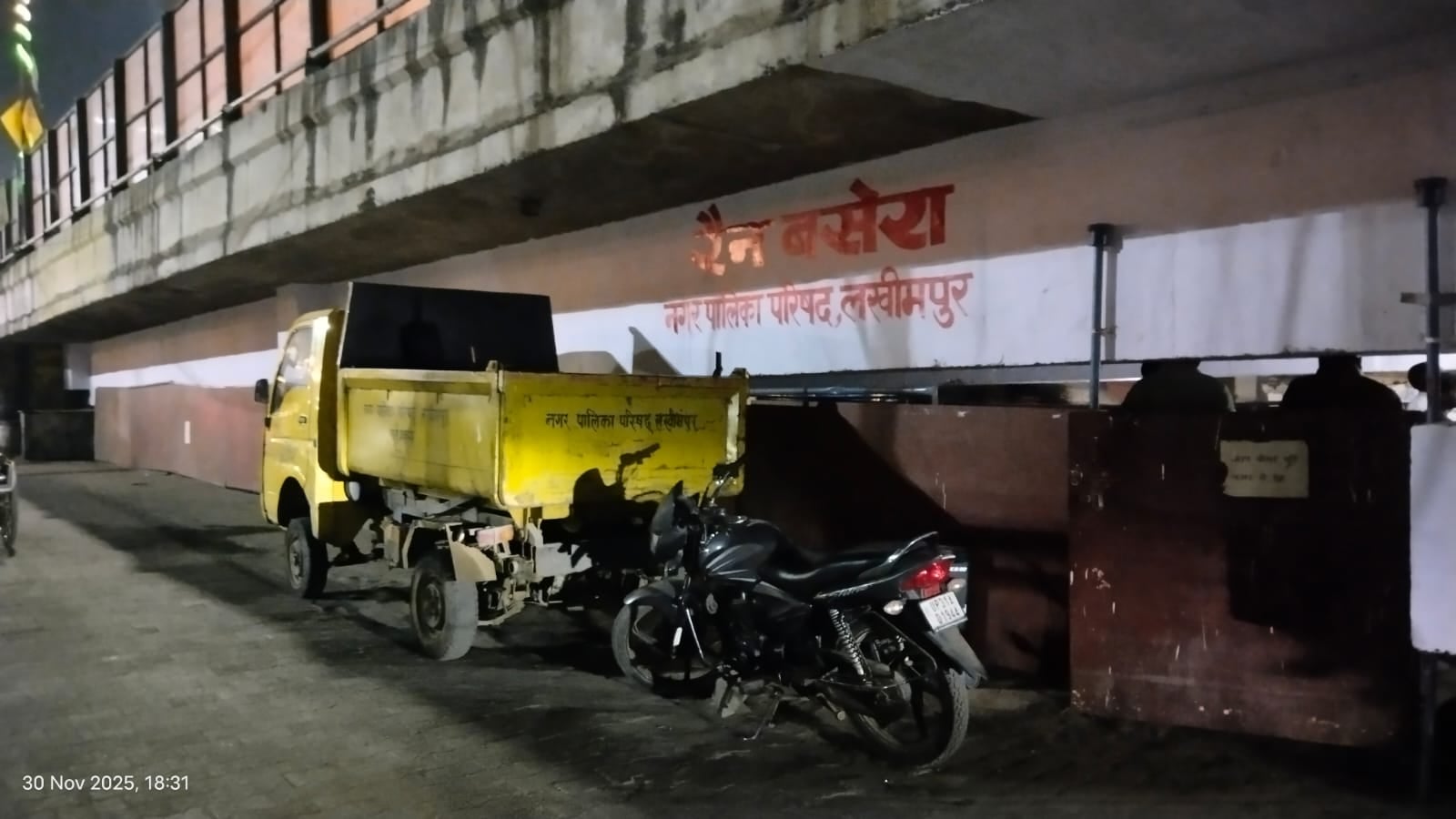 जिला अस्पताल की तीसरी मंजिल पर दुबके बैठे लोग-संवाद जिला अस्पताल की तीसरी मंजिल पर दुबके बैठे लोग-संवाद
