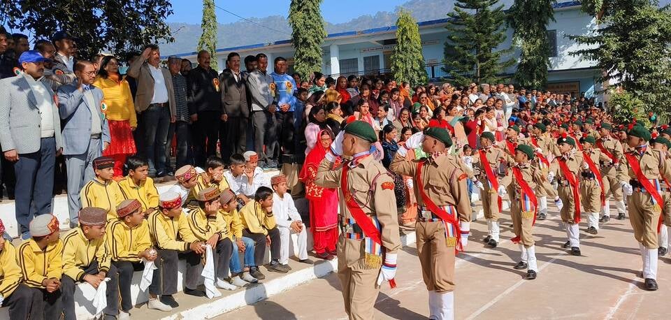 कपाहड़ा स्कूल में आयोजित वार्षिक उत्सव कार्यक्रम में बच्चों को सम्मानित करते मंत्री राजेश धर्मा कपाहड़ा स्कूल में आयोजित वार्षिक उत्सव कार्यक्रम में बच्चों को सम्मानित करते मंत्री राजेश धर्मा