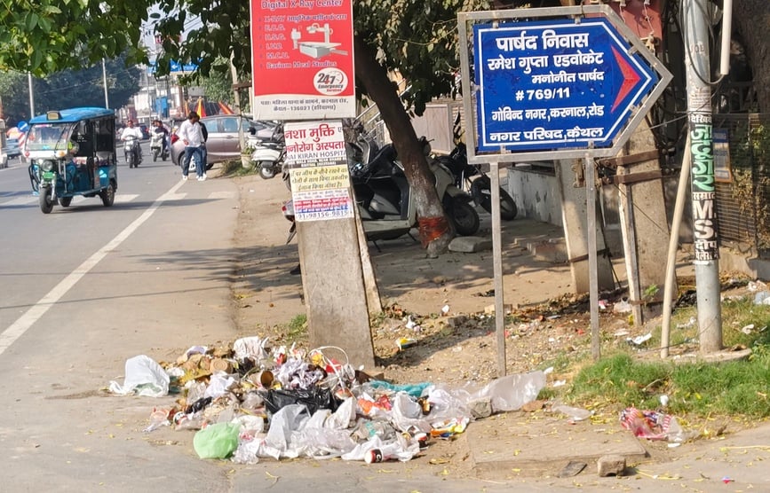 करनाल रोड पर आईजी कालेज के पास लगे कूड़े के ढेर में मुंह मारते पशु। संवाद करनाल रोड पर आईजी कालेज के पास लगे कूड़े के ढेर में मुंह मारते पशु। संवाद