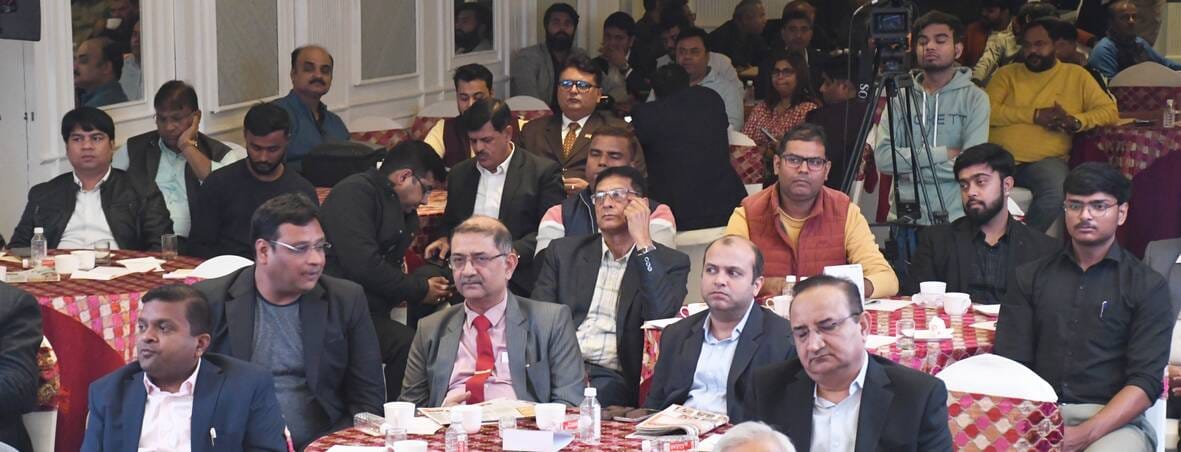 कार्यक्रम में पहुंचे लोग।