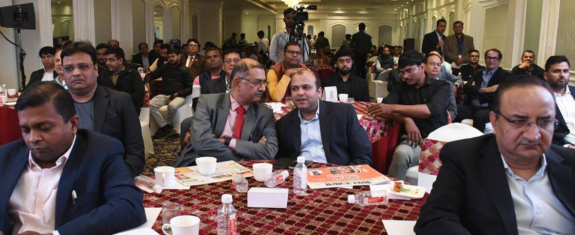 कार्यक्रम में पहुंचे लोग।