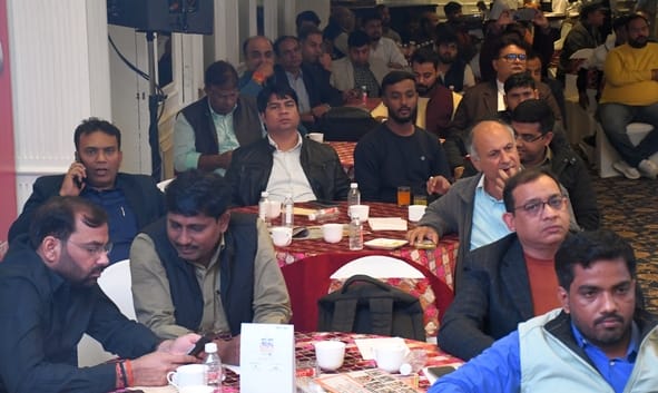 कार्यक्रम में पहुंचे लोग।