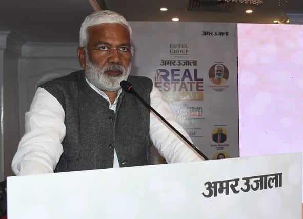कार्यक्रम में पहुंचे लोग।