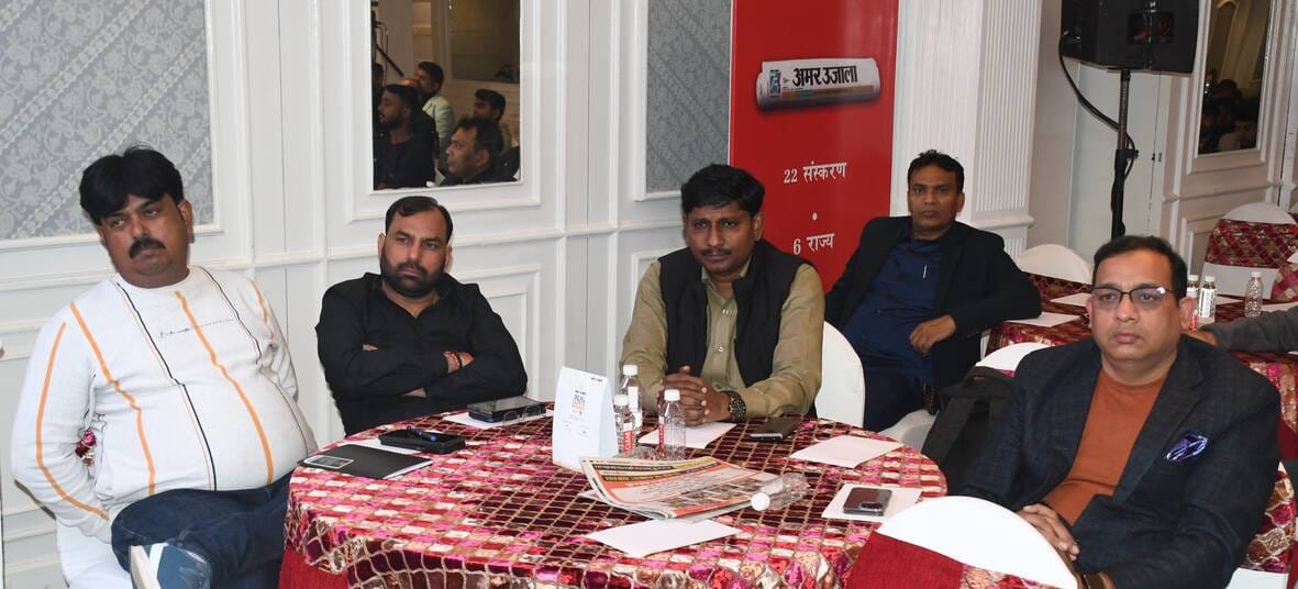 कार्यक्रम में पहुंचे लोग।