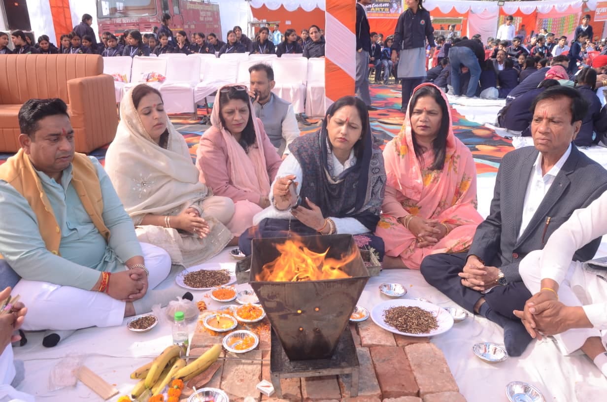 लाडवा। गीता जयंती समारोह से पूर्व राज्य बाल कल्याण परिषद उपाध्यक्ष सुमन सैनी व अन्य लोग हवन में लाडवा। गीता जयंती समारोह से पूर्व राज्य बाल कल्याण परिषद उपाध्यक्ष सुमन सैनी व अन्य लोग हवन में