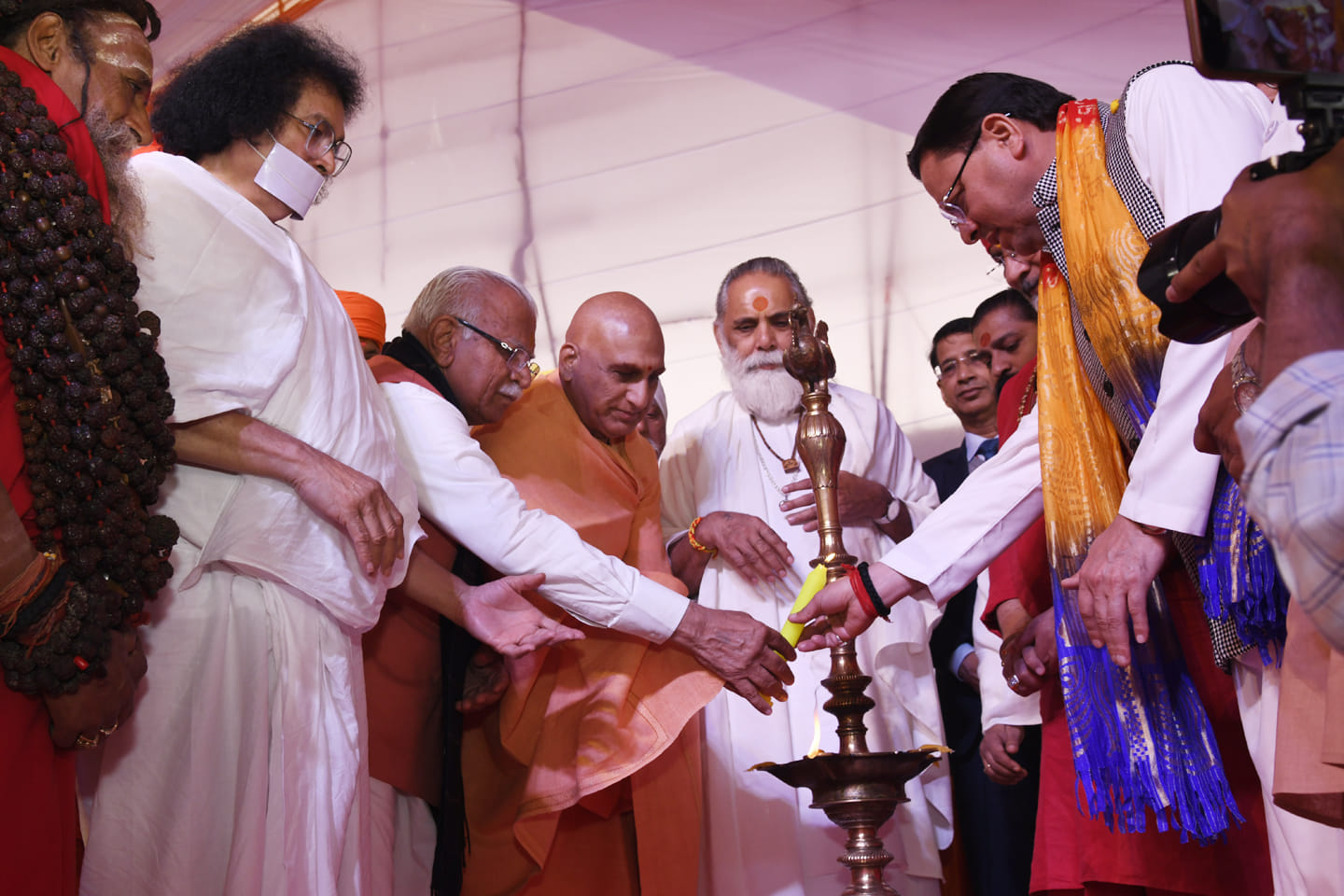 लाडवा। स्टेडियम में खड़ी ऊंची झाड़ियां। संवाद लाडवा। स्टेडियम में खड़ी ऊंची झाड़ियां। संवाद