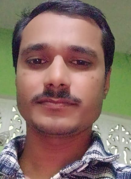 मैगलगंज में रोड पर सवारियों उतारती बस। संवाद